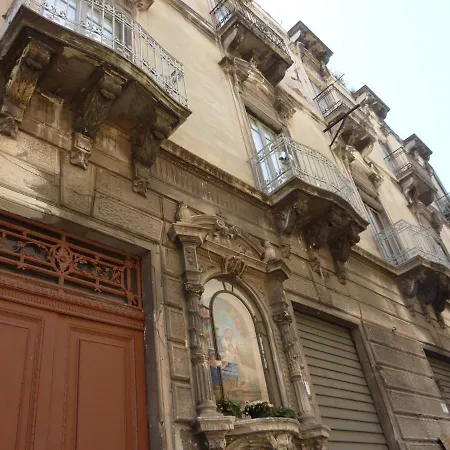Palazzo Arcidiacono - Prestigious Flat Bed and Breakfast Κατάνια